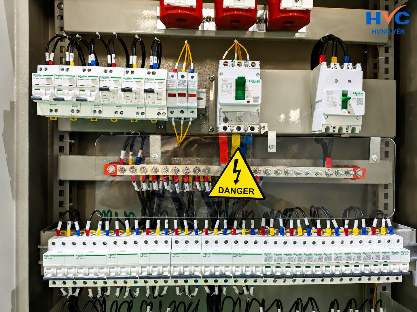 Thiết bị Schneider Electric chính hãng lắp đặt trong hệ thống tủ điện của HVC Hưng Yên