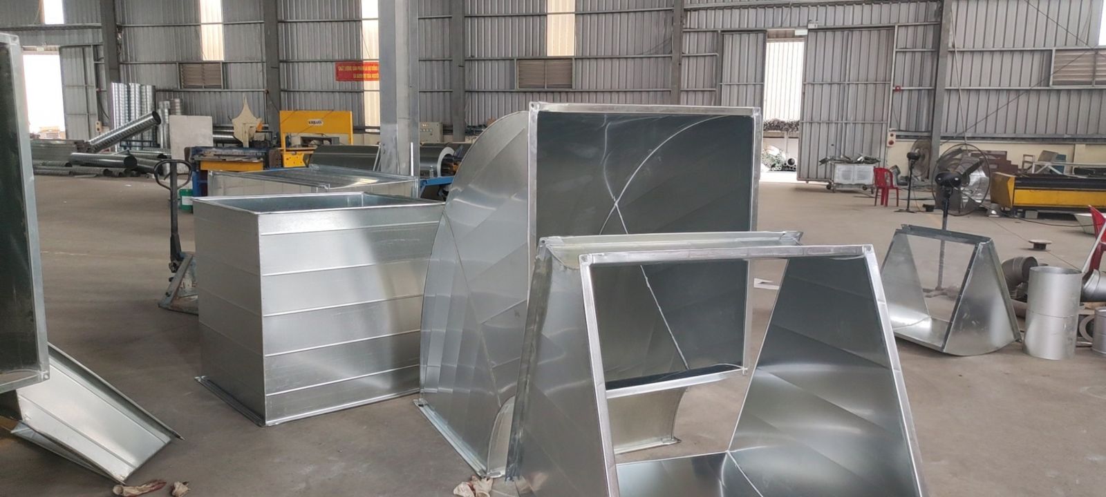 Ống gió tại nhà máy hvc