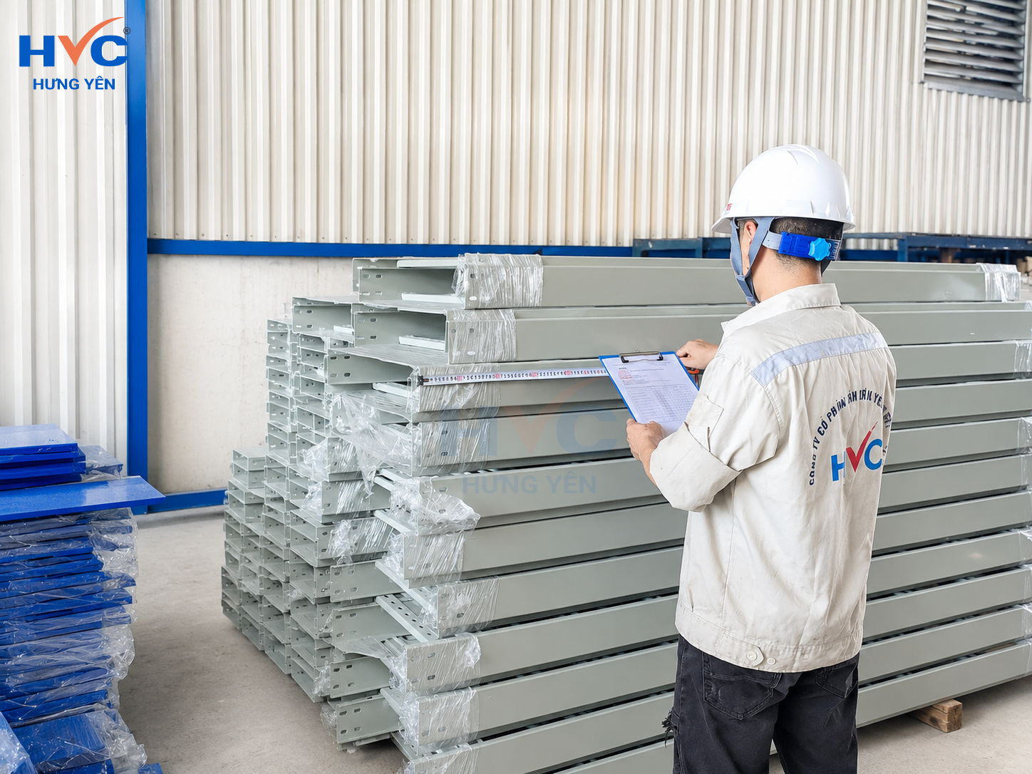 Các lô thang máng cáp sau khi sản xuất hoàn thiện sẽ được kiểm tra chất lượng lần cuối để đảm bảo đạt tiêu chuẩn vận hành an toàn